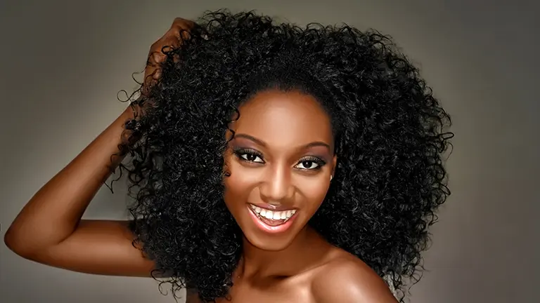 Junge Dame mit lockigem Haar